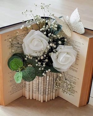 Buchdeko mit Kunstblumen 