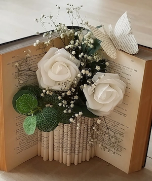 Buchdeko mit Kunstblumen  Bild 2