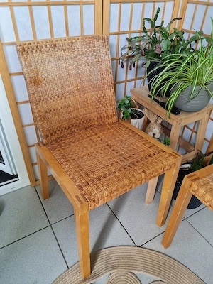 2 stabile Flechtstühle - inkl. Sitzauflagen Bild 3