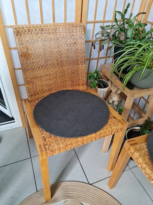 2 stabile Flechtstühle - inkl. Sitzauflagen Bild 2