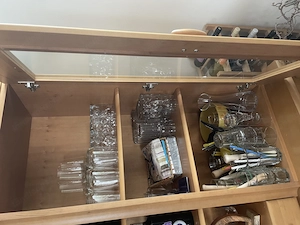 Schöne, neuwertige Vollholz - Vitrine zu verkaufen! Bild 8