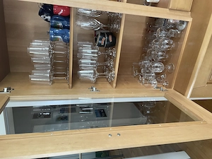 Schöne, neuwertige Vollholz - Vitrine zu verkaufen! Bild 7