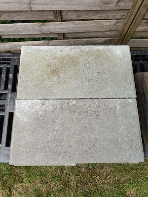 halbierte Betonplatten zu verschenken Bild 2