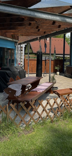 Holz Bank mit Tisch und drei Stühlen 