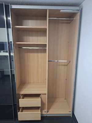 Kleiderschrank Bild 2