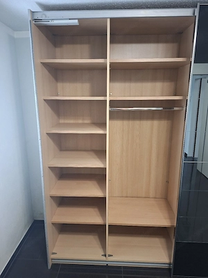 Kleiderschrank Bild 4