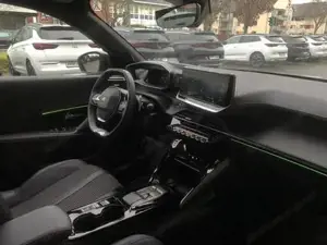 Peugeot 2008 GT PT 130 EAT ACC Carplay LED 17' 96 kW (131 PS... Bild 5