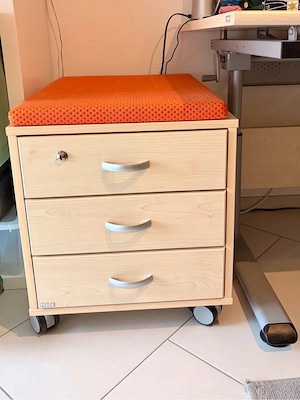  Mitwachsender Kinder-Schreibtisch inkl. Stuhl, Container & Lampe   TOP Zustand Bild 4