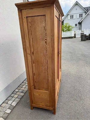 Massiver Antiker Holzschrank Bild 9