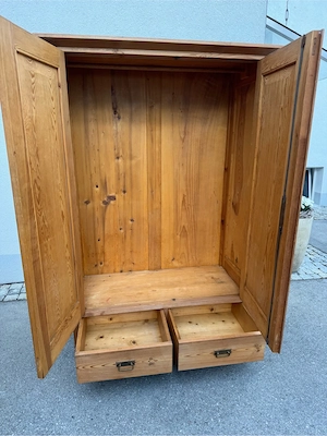 Massiver Antiker Holzschrank Bild 4