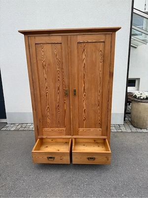 Massiver Antiker Holzschrank Bild 8