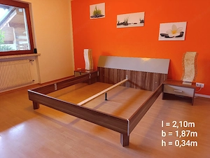Schlafzimmer Nussbaumoptik   Doppelbett, Schwebetürenschrank, Nachtkästchen  Bild 4