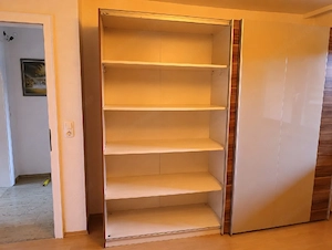 Schlafzimmer Nussbaumoptik   Doppelbett, Schwebetürenschrank, Nachtkästchen  Bild 2
