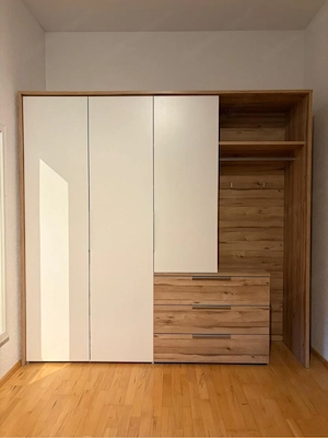 Kleiderschrank Bild 2