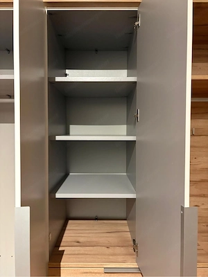 Kleiderschrank Bild 3