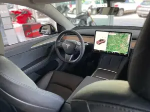 Tesla Model Y Bild 2
