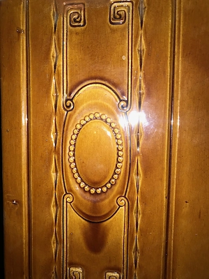 Wunderschöner alter Kachelofen Bild 2