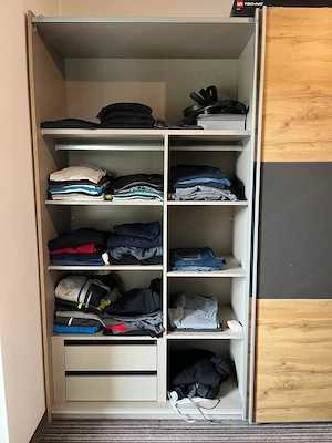 Schwebetüren-Kleiderschrank Bild 2