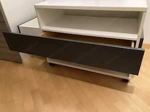 Bett mit Nachtkästchen, Lattenrost und Matratze  Bild 2
