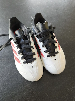 Fußballschuhe der Marke Adidas  Bild 2