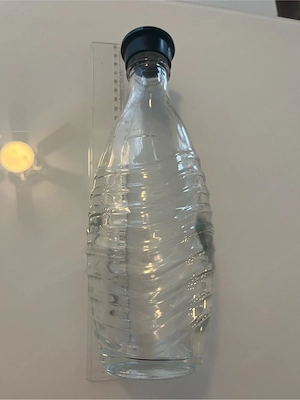 Original SodaStream Glaskaraffe mit elegantem geriffeltem Design und schwarzem Schraubdeckel. Fassun