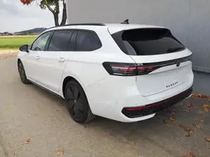 VW Passat Variant 2.0 TDI 142 kW 4Motion R-Line DSG ABT Pano 19 Z... Bild 2