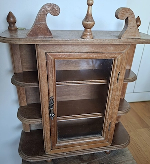 Altes Holzschränkchen  Bild 3