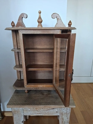 Altes Holzschränkchen  Bild 2