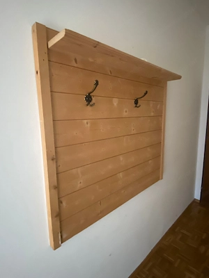 Vollholzeckbank mit Tisch und Stühlen, Vollholzvitrine und Garderobe Bild 6
