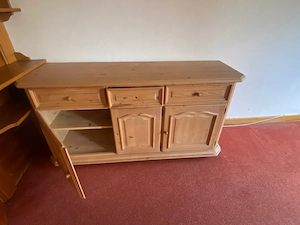 Vollholzeckbank mit Tisch und Stühlen, Vollholzvitrine und Garderobe Bild 7