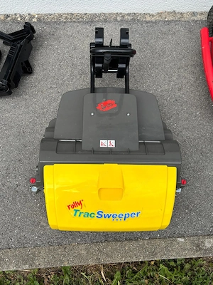 Trettraktor Kehrbesen Bild 3