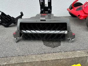 Trettraktor Kehrbesen Bild 2