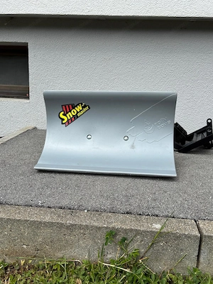 Tretttraktor Schneepflug