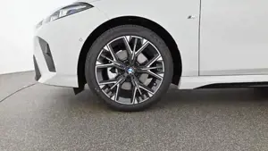 BMW 120i 5-Türer // M Sportpaket // Head Up Display // Anhängerkupplung Bild 15