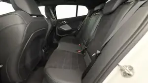 BMW 120i 5-Türer // M Sportpaket // Head Up Display // Anhängerkupplung Bild 13