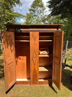 Kleiderschrank aus massiven Fichtenholz (mit Holzschrauben verbunden) Bild 3