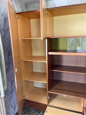 schöner Wohnzimmerschrank