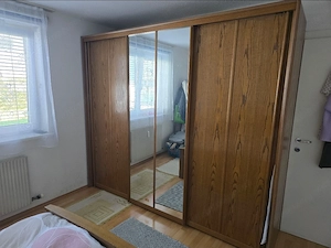 Schlafzimmer (Kleiderschrank und Doppelbett)