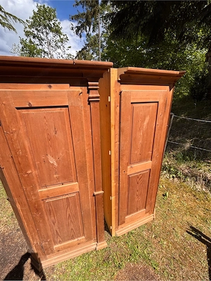 stilvoller alter Bauernkleiderkasten aus Massivholz  Bild 2