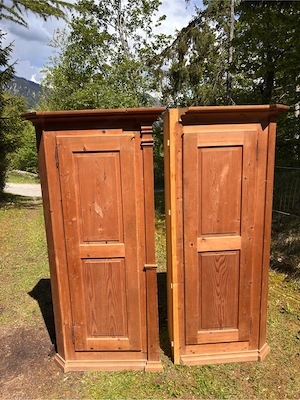 stilvoller alter Bauernkleiderkasten aus Massivholz 