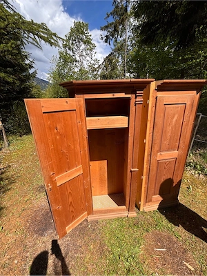 stilvoller alter Bauernkleiderkasten aus Massivholz  Bild 3