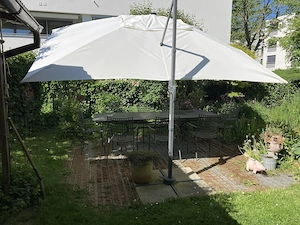  EMU  Gartenmöbelgarnitur  mit dazu passendem Ampelschirm  Bild 4