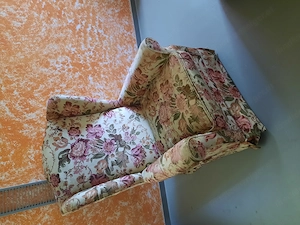 Alter Ohrensessel mit Rädchen
