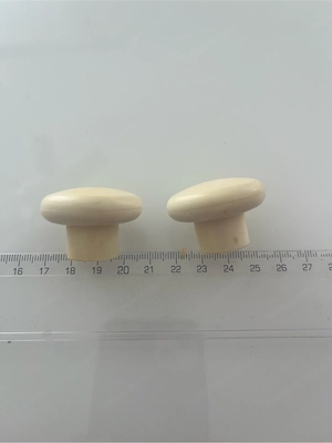 2 cremefarbene Möbelknöpfe   Vintage Möbelgriffe