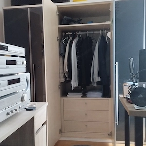 Kleiderschrank Schrank mit Blum Beschlägen... Extra Anfertigung mir 3 Faltüren, davon 1 mit Spiegel  Bild 2