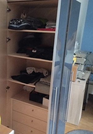 Kleiderschrank Schrank mit Blum Beschlägen... Extra Anfertigung mir 3 Faltüren, davon 1 mit Spiegel  Bild 4