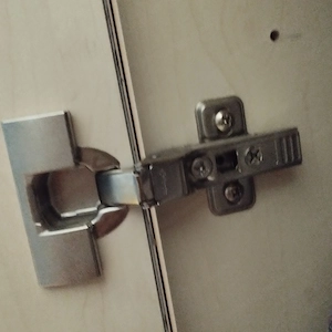 Kleiderschrank Schrank mit Blum Beschlägen... Extra Anfertigung mir 3 Faltüren, davon 1 mit Spiegel  Bild 5