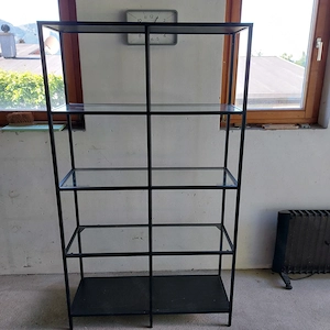 Schönes, kompaktes Wandregal mit Glasböden  Bild 2