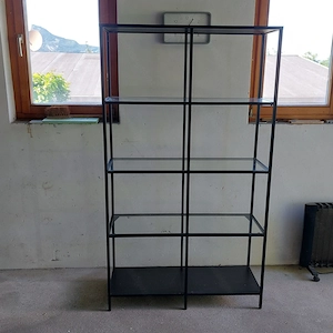 Schönes, kompaktes Wandregal mit Glasböden  Bild 3