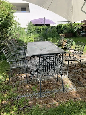 Gartentisch mit 8 Stühlen  und dazu passendem Ampel- Sonnenschirm Bild 3